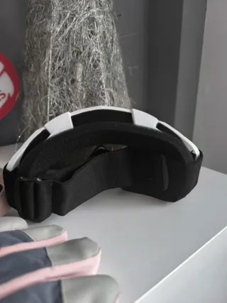 Gafas y guantes de esquí