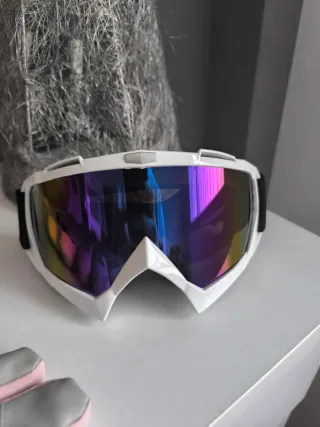 Gafas y guantes de esquí