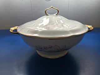 Sopera vintage de porcelana con detalles dorados