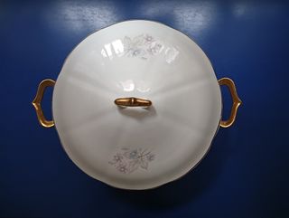 Sopera vintage de porcelana con detalles dorados