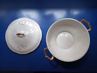 Sopera vintage de porcelana con detalles dorados