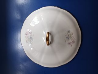 Sopera vintage de porcelana con detalles dorados