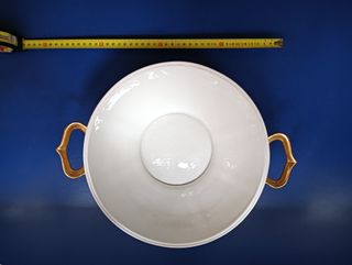Sopera vintage de porcelana con detalles dorados