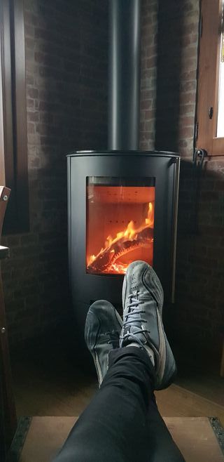 Chimenea de leña estanca negra
