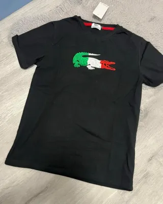 Camiseta Lacoste Negra Logo Tricolor