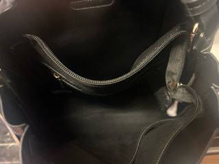 Bolso negro con detalle de hebilla