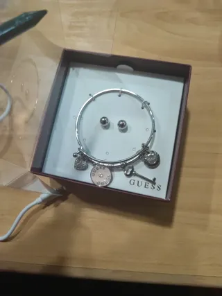 Set Pulsera y Pendientes Guess