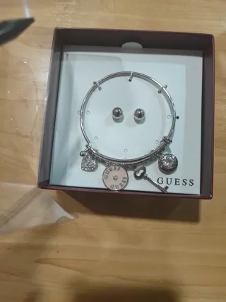 Set Pulsera y Pendientes Guess