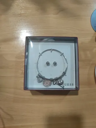 Set Pulsera y Pendientes Guess