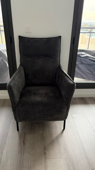 Butaca de tela gris oscura