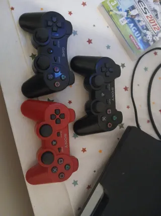 Consola PS3 con 2 juegos y 3 mandos