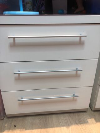 Cómoda morada y blanca con tiradores metálicos