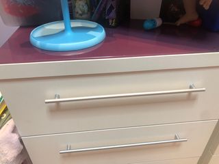 Cómoda morada y blanca con tiradores metálicos