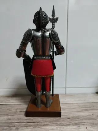 Figura de caballero con armadura, lanza y escudo.