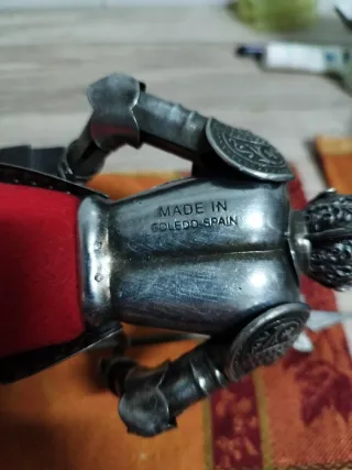 Figura de caballero con armadura, lanza y escudo.