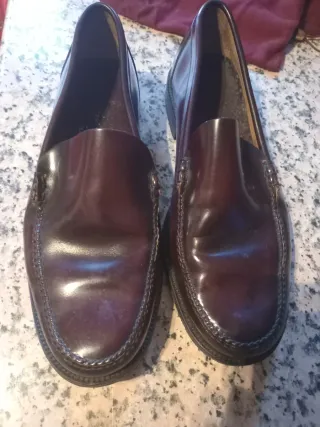 Zapatos Castellanos color bourdeos.