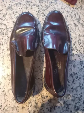 Zapatos Castellanos color bourdeos.