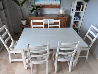 Mesa de comedor extensible blanca.