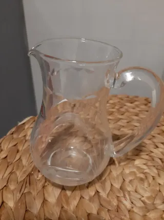 Jarrón de cristal tallado artesanalmente.