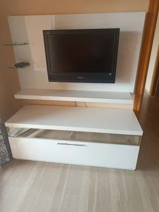 Mueble TV blanco con estantes y cajón