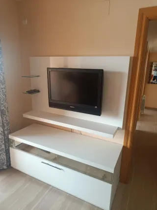 Mueble TV blanco con estantes y cajón
