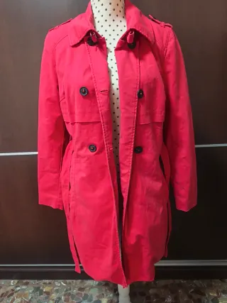 Bonito trench rojo