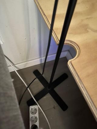 Lámpara de pie de yute y metal