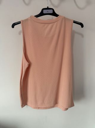 Top sin mangas con perlas