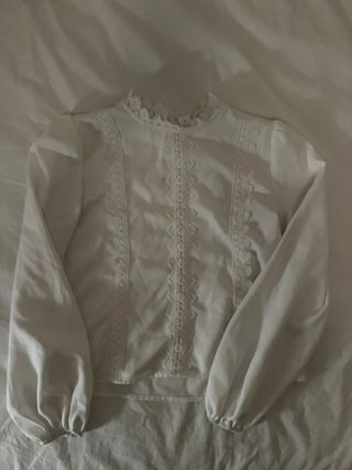Blusa blanca con encaje
