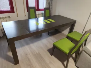 Mesa y 4 sillas de comedor