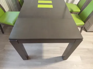 Mesa y 4 sillas de comedor