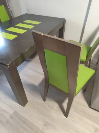 Mesa y 4 sillas de comedor
