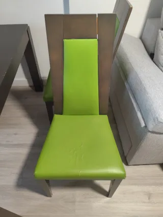 Mesa y 4 sillas de comedor