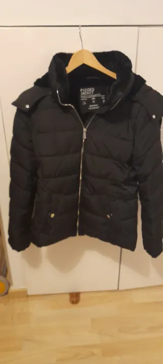 Plumas negra con capucha