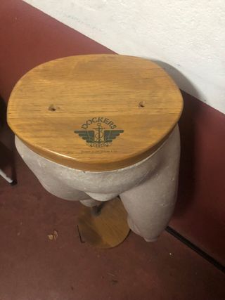 Maniquí hombre piernas beige