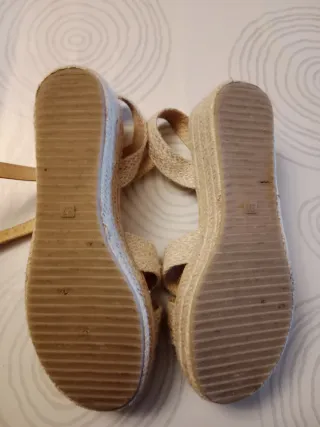Sandalias de niña beige