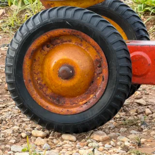 Tractor de pedales antiguo de hierro años 50