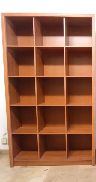 Estantería de madera como nueva