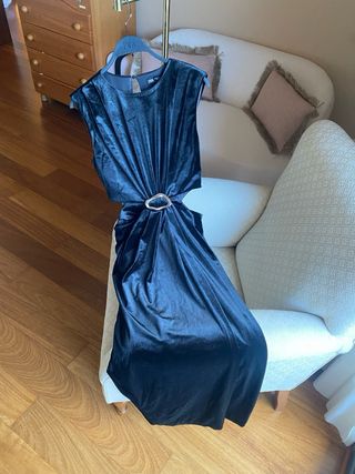 Vestido negro Zara con abertura y detalle dorado