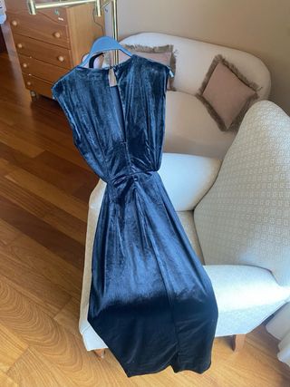Vestido negro Zara con abertura y detalle dorado
