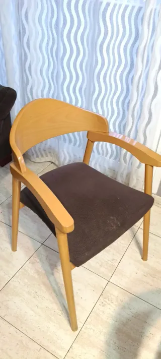 Sillas de comedor de madera y tela