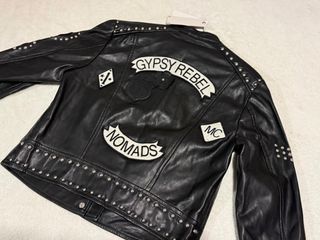 Chaqueta de cuero negra con tachuelas Bershka