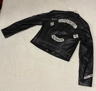 Chaqueta de cuero negra con tachuelas Bershka