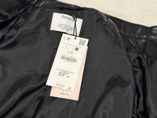 Chaqueta de cuero negra con tachuelas Bershka