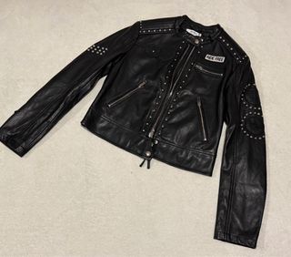 Chaqueta de cuero negra con tachuelas Bershka