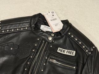 Chaqueta de cuero negra con tachuelas Bershka