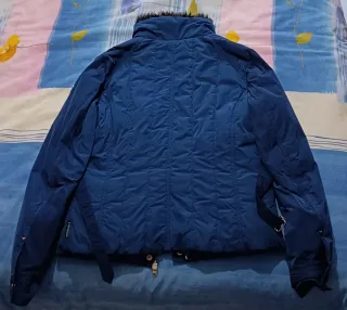 Abrigo azul acolchado con cuello de pelo