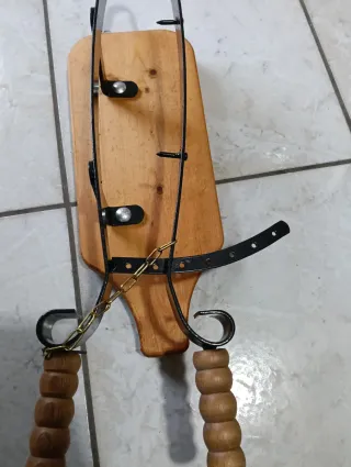 Porta prosciutto in metallo e legno