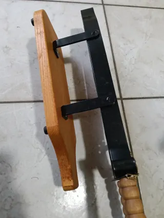 Porta prosciutto in metallo e legno