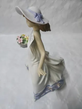 Figura Lladro 5790 Niña con Flores